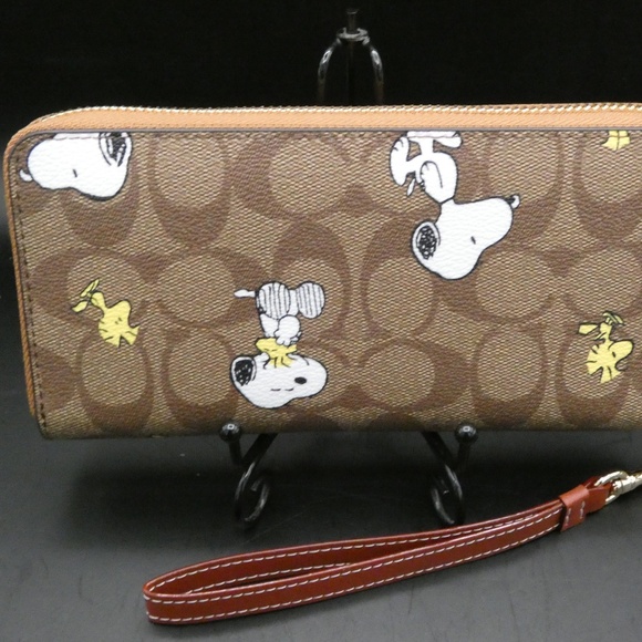 Coach Lg Zip Around Peanuts Wallet - Picture 2 of 3